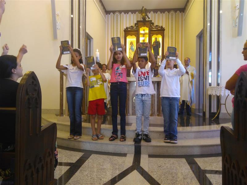 <i>Catequizandos recebem Bíblias    (28/04/2019)</i>