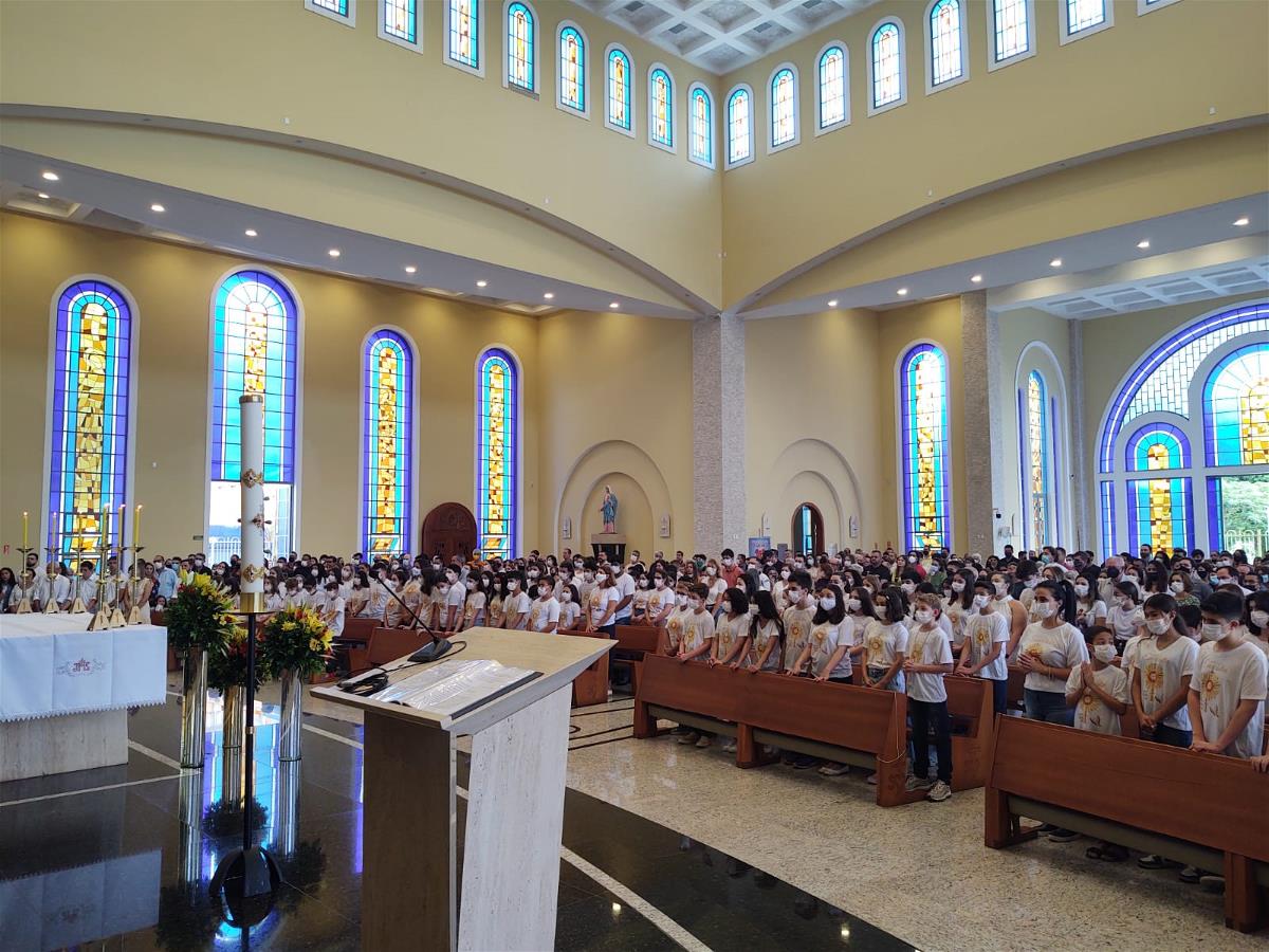 86 jovens recebem a Primeira Eucaristia