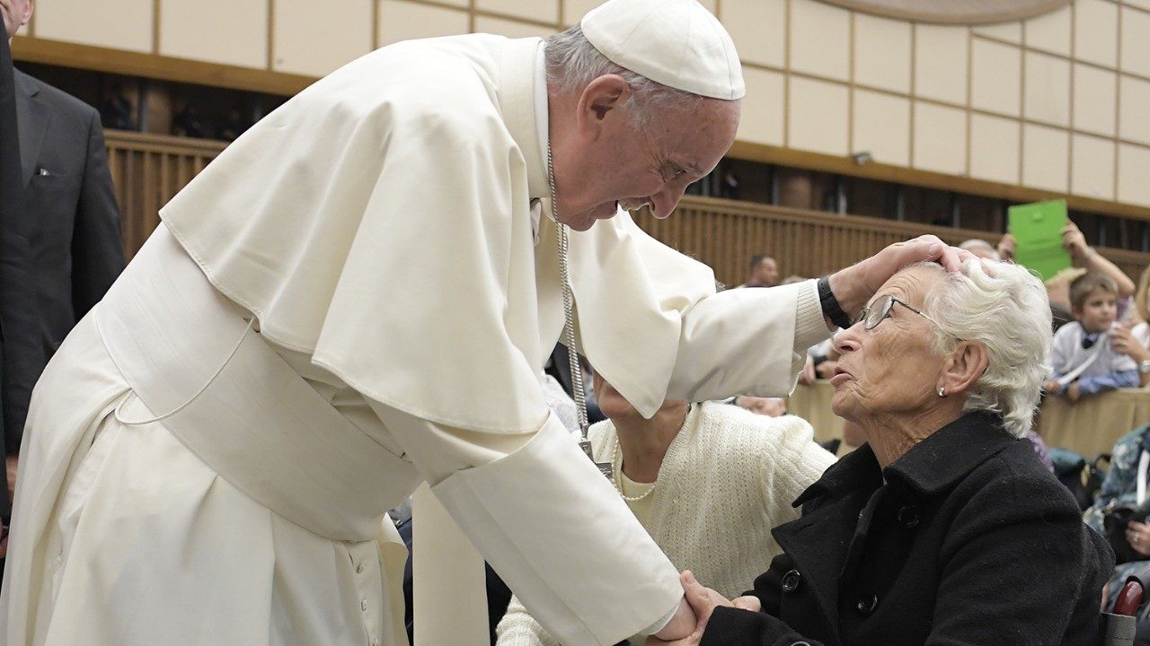 Papa: rezemos pelos idosos, mestres da ternura em meio ao mundo